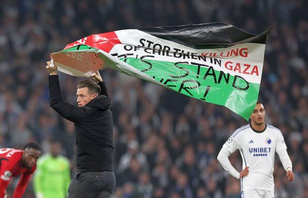 A intrat pe teren cu steagul Palestinei și a întrerupt meciul din Champions League: „Opriți uciderea copiilor din Gaza”