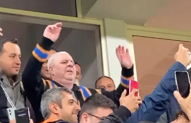 Cine-l îmbracă pe Marius Șumudică? „E totul pentru mine. Este cadou”. De unde își alege vestimentația și de ce dansează după meciuri în fața fanilor