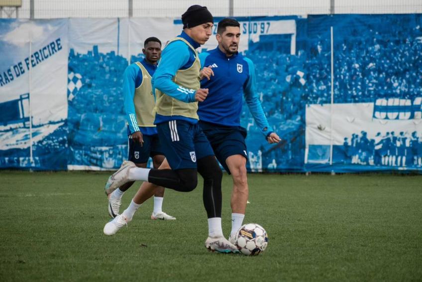 Juan Bauza, cu maiou galben, a intrat la jocul cu mingea alături de ceilalți coechipieri FOTO: FCU Craiova
