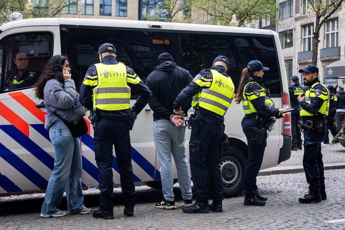Incidente grave la Amsterdam, în Europa League: „Atacuri antisemite” » Imagini tulburătoare: mulți răniți și zeci de arestări