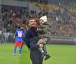 Florin Tănase și „comoara” Zian, pe gazon după victoria FCSB-ului / FOTO: Cristi Preda (GSP)