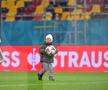 Florin Tănase și „comoara” Zian, pe gazon după victoria FCSB-ului / FOTO: Cristi Preda (GSP)