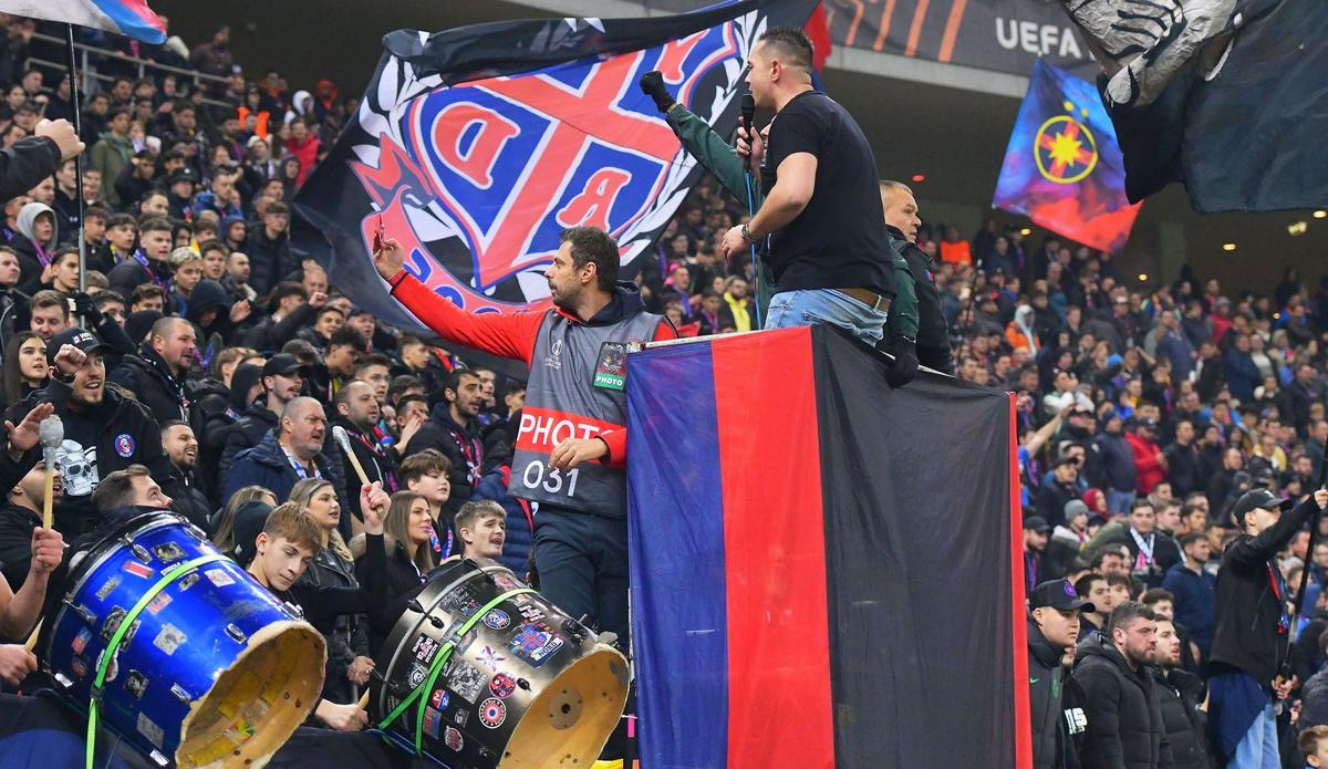 Imagini UNICE! Fotoreporterul GSP a urcat în mijlocul fanilor FCSB și a surprins nebunia cu Midtjylland: video a devenit viral!