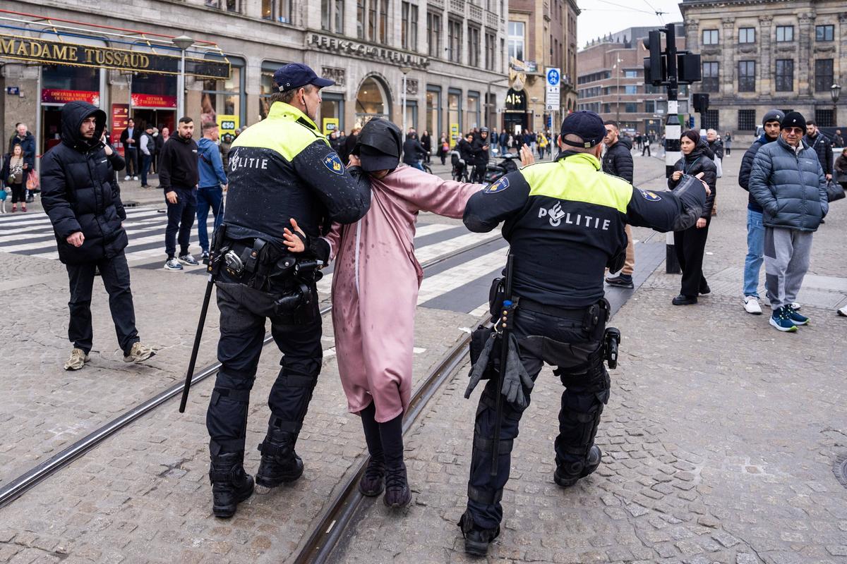 Incidente grave la Amsterdam, în Europa League: „Atacuri antisemite” » Imagini tulburătoare: mulți răniți și zeci de arestări