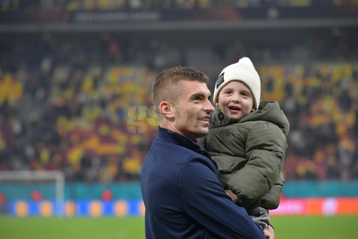 Florin Tănase, pase pe gazon cu micuțul Zian » Șeptarul și-a luat „comoara” pe gazon, imediat după victoria cu Midtjylland