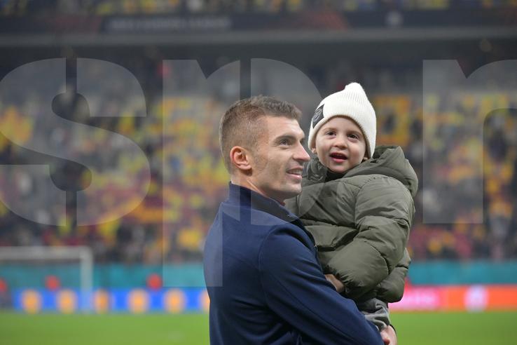 Florin Tănase și „comoara” Zian, pe gazon după victoria FCSB-ului / FOTO: Cristi Preda (GSP)