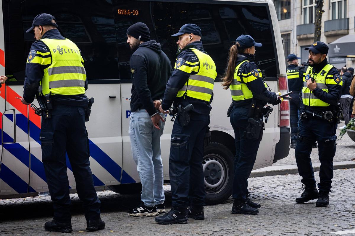 Incidente grave la Amsterdam, în Europa League: „Atacuri antisemite” » Imagini tulburătoare: mulți răniți și zeci de arestări