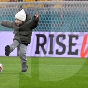 Florin Tănase și „comoara” Zian, pe gazon după victoria FCSB-ului / FOTO: Cristi Preda (GSP)