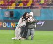 Florin Tănase și „comoara” Zian, pe gazon după victoria FCSB-ului / FOTO: Cristi Preda (GSP)