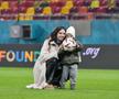 Florin Tănase și „comoara” Zian, pe gazon după victoria FCSB-ului / FOTO: Cristi Preda (GSP)