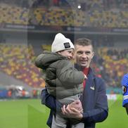 Florin Tănase și „comoara” Zian, pe gazon după victoria FCSB-ului / FOTO: Cristi Preda (GSP)