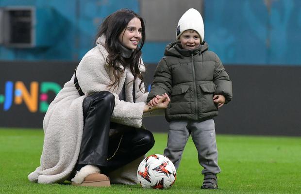 Fața nevăzută a lui Florin Tănase » Momente minunate petrecute pe gazon alături de soția Medeea și puștiul Zian, după victoria cu Midtjylland