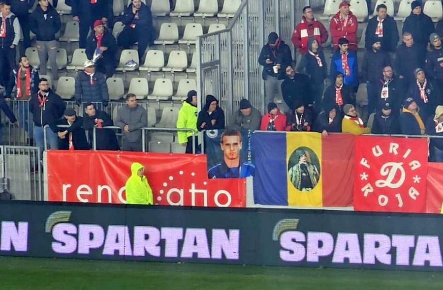 Fața lui Radu Niculescu, afișată la meciul dintre Dinamo și CFR Cluj // foto: iamsport.ro Dan Petrescu s-a ridicat supărat de la conferință, iritat de bannerul dinamoviștilor: „Nu sunt respectat! O problemă mare!”