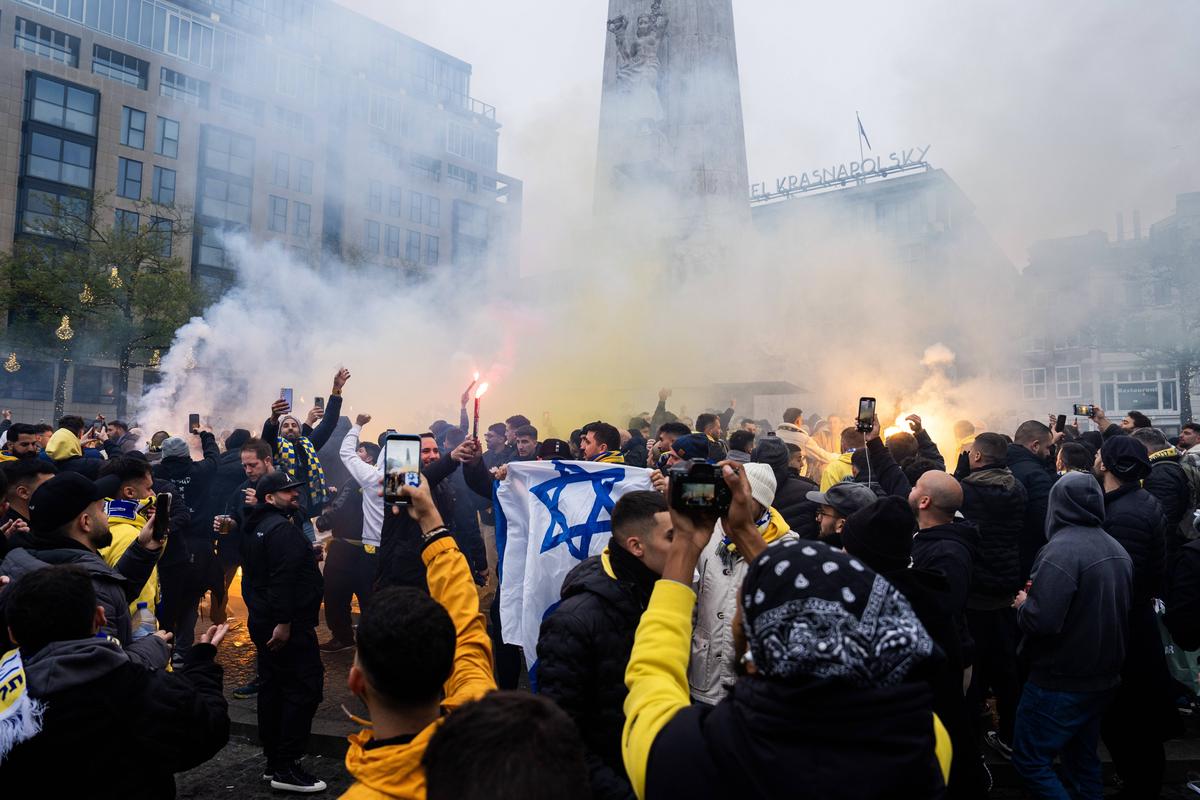 Incidente grave la Amsterdam, în Europa League: „Atacuri antisemite” » Imagini tulburătoare: mulți răniți și zeci de arestări