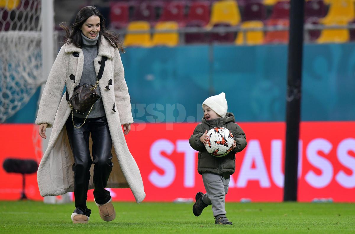 Florin Tănase, pase pe gazon cu micuțul Zian » Șeptarul și-a luat „comoara” pe gazon, imediat după victoria cu Midtjylland