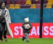 Florin Tănase și „comoara” Zian, pe gazon după victoria FCSB-ului / FOTO: Cristi Preda (GSP)