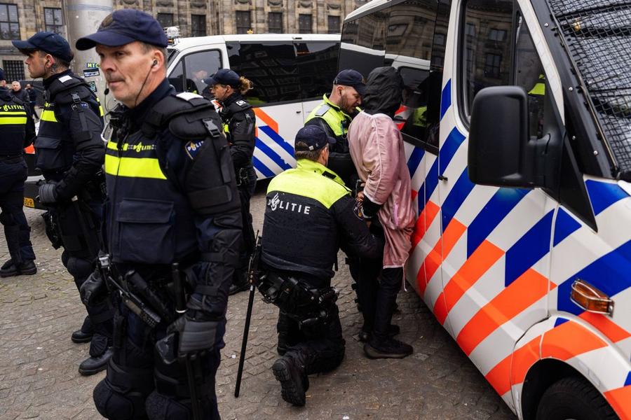Fan arestat și percheziționat de forțele de ordine / Foto: Imago Incidente grave la Amsterdam, în Europa League: „Atacuri antisemite” » Imagini tulburătoare: mulți răniți și zeci de arestări