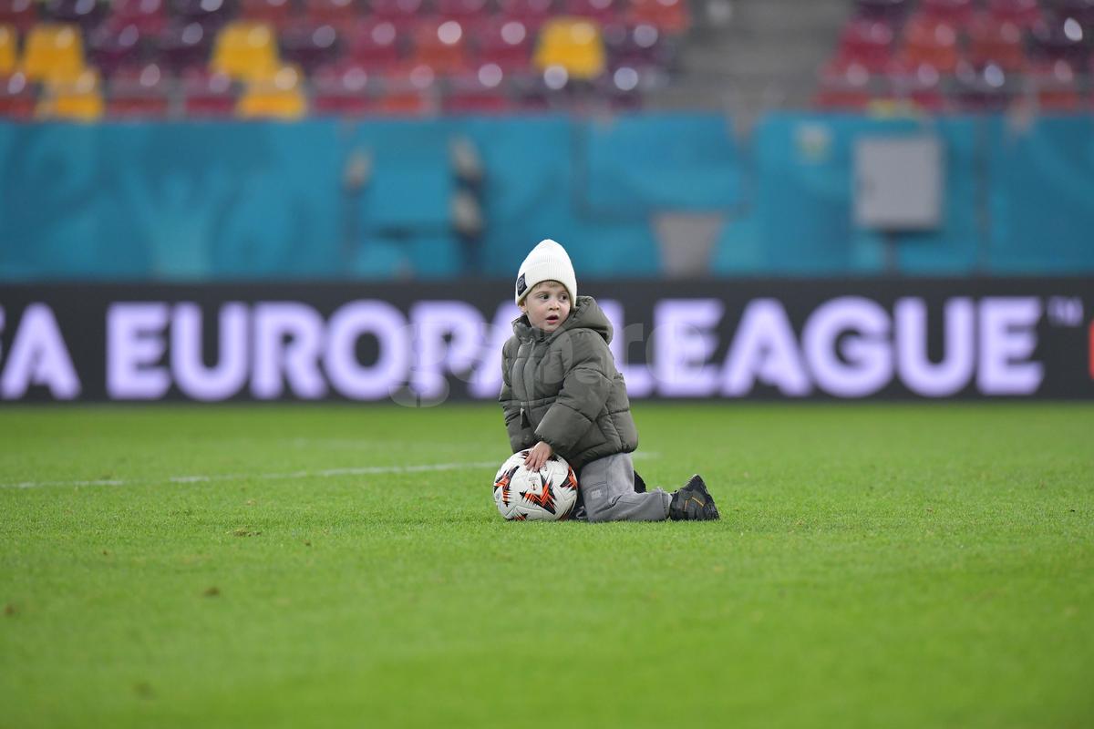 Florin Tănase, pase pe gazon cu micuțul Zian » Șeptarul și-a luat „comoara” pe gazon, imediat după victoria cu Midtjylland