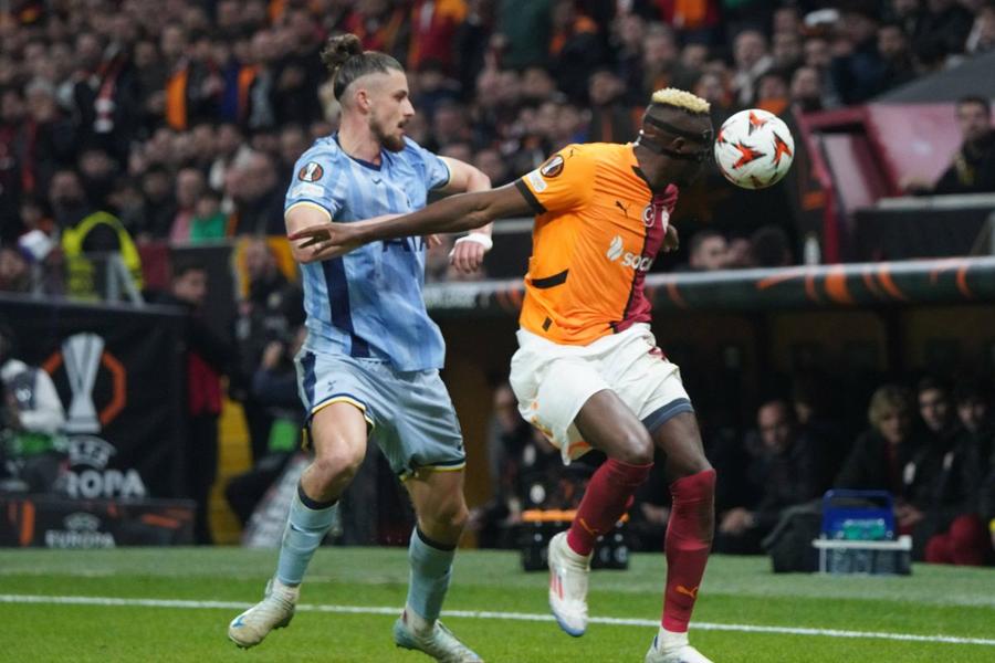 Victor Osimhen (dreapta) a fost un adevărat coșmar pentru Radu Drăgușin / Foto: Imago Clauză de risc la transferul lui Victor Osimhen în Turcia » Napoli încearcă să o scuture de bani pe Galatasaray