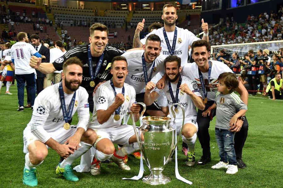 Alvaro Arbeloa (în pantalon de stradă) sărbătorește aici trofeul Lgii din 2015-2016 cucerit cu Real Madrid, în finala cu Atletico de pe „Giuseppe Meazza” / Foto: Imago De ce Florentino Perez l-a numit antrenor pe Arbeloa la Real Madrid » Ce alternative existau ca înlocuitor al lui Xabi Alonso