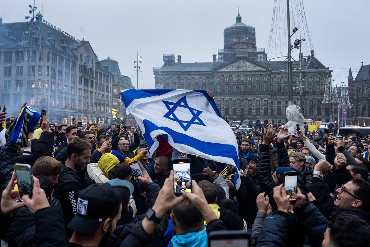 Incidente grave la Amsterdam, în Europa League: „Atacuri antisemite” » Imagini tulburătoare: mulți răniți și zeci de arestări