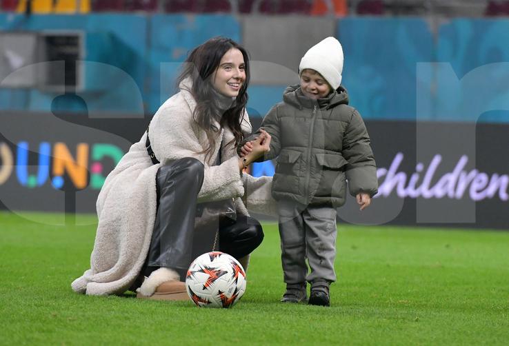 Florin Tănase și „comoara” Zian, pe gazon după victoria FCSB-ului / FOTO: Cristi Preda (GSP)