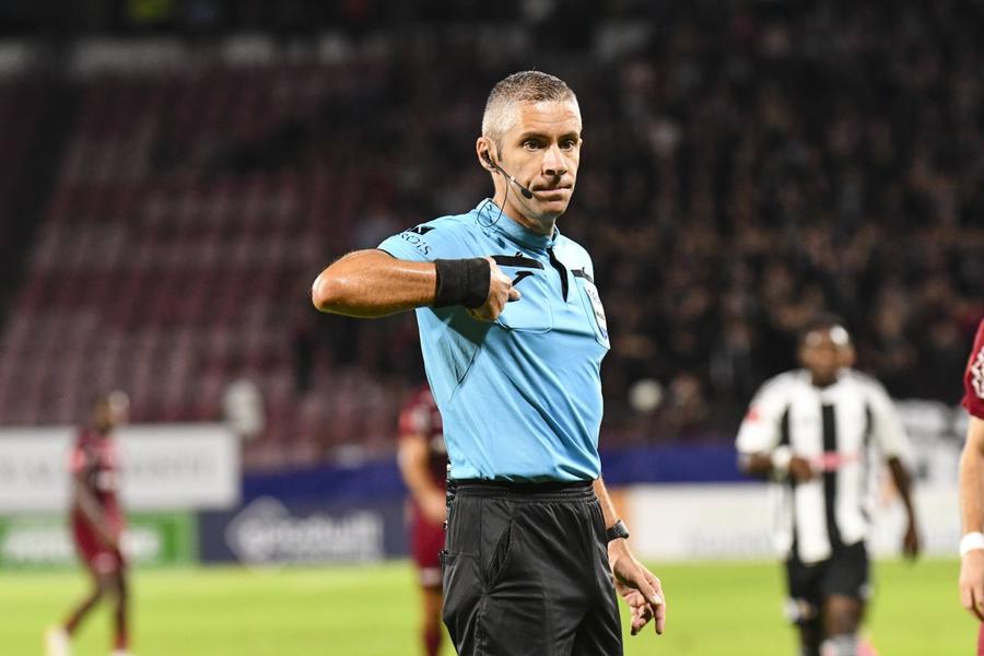 Radu Petescu n-a avut probleme deosebite pe „Old Trafford” / Foto: Imago Răzvan Lucescu a pierdut și cu Manchester United, dar nu a uitat meciul cu FCSB: „Am demontat Steaua”