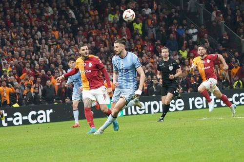 Radu Drăgușin în duel cu Mauro Icardi, în meciul de joi Galatasaray - Tottenham 3-2 / Foto: Imago