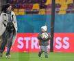 Florin Tănase și „comoara” Zian, pe gazon după victoria FCSB-ului / FOTO: Cristi Preda (GSP)