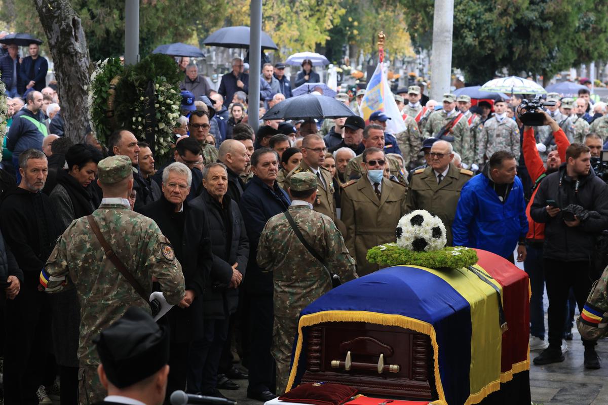Torțe, lacrimi și aplauze la Oradea » Cel mai impresionant moment la înmormântarea lui Emeric Ienei