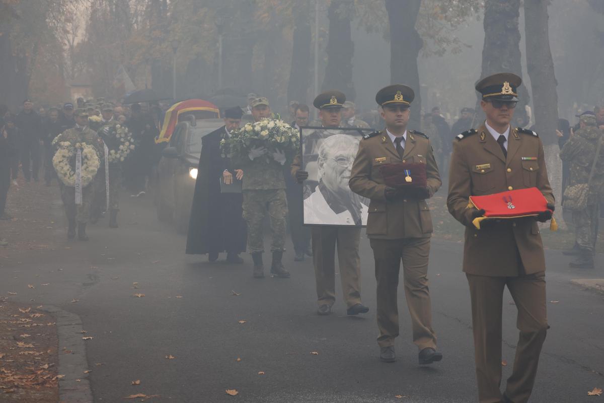 Torțe, lacrimi și aplauze la Oradea » Cel mai impresionant moment la înmormântarea lui Emeric Ienei