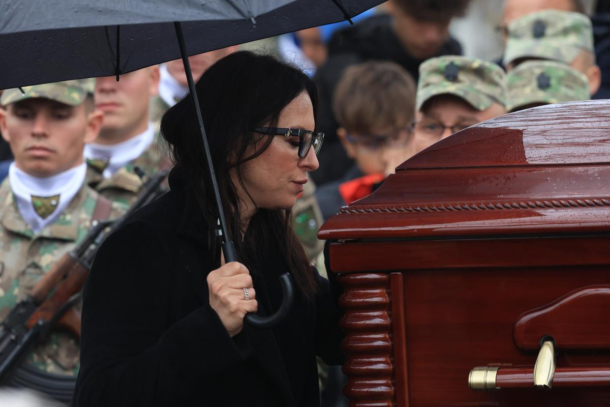 „Te iubim, bunicu'!” » Marele Emeric Ienei, înmormântat în Cimitirul „Rulikowski” cu onoruri militare, torțe și o brazdă de gazon din Ghencea