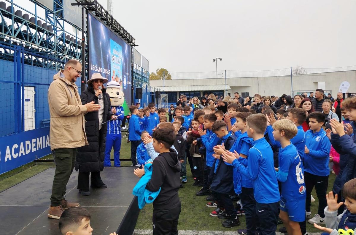 S-a lansat „Jurnalul unui fotbalist de buzunar” la Academia Hagi! Ce le-a transmis copiilor Alec Blenche, unul dintre cei mai cunoscuți autori de cărți pentru copii din România