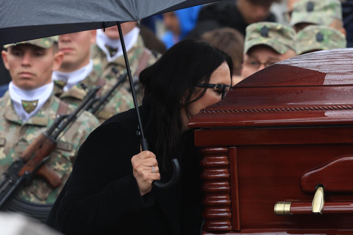 „Te iubim, bunicu'!” » Marele Emeric Ienei, înmormântat în Cimitirul „Rulikowski” cu onoruri militare, torțe și o brazdă de gazon din Ghencea