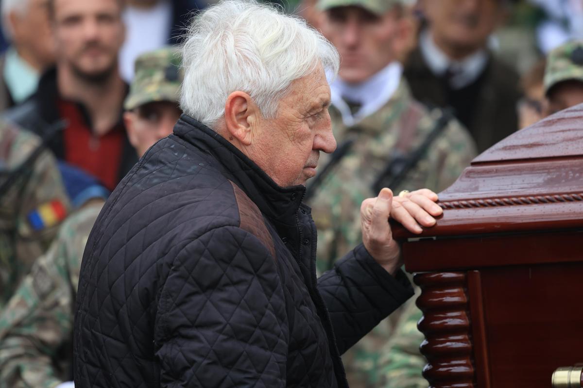 „Te iubim, bunicu'!” » Marele Emeric Ienei, înmormântat în Cimitirul „Rulikowski” cu onoruri militare, torțe și o brazdă de gazon din Ghencea