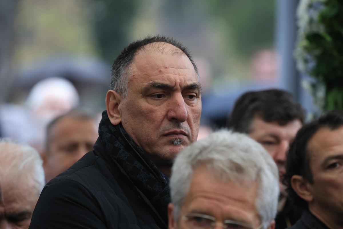 Torțe, lacrimi și aplauze la Oradea » Cel mai impresionant moment la înmormântarea lui Emeric Ienei