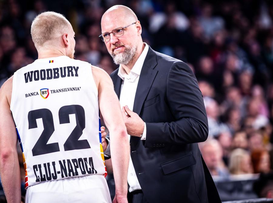 Mihai Silvășan și Trey Woodbury/Foto: Manases Sandor (u-bt.basketball) Mihai Silvășan a ajuns la 500 de meciuri la cârma lui U-BT Cluj-Napoca: „Mă bucură enorm, e echipa mea de suflet”