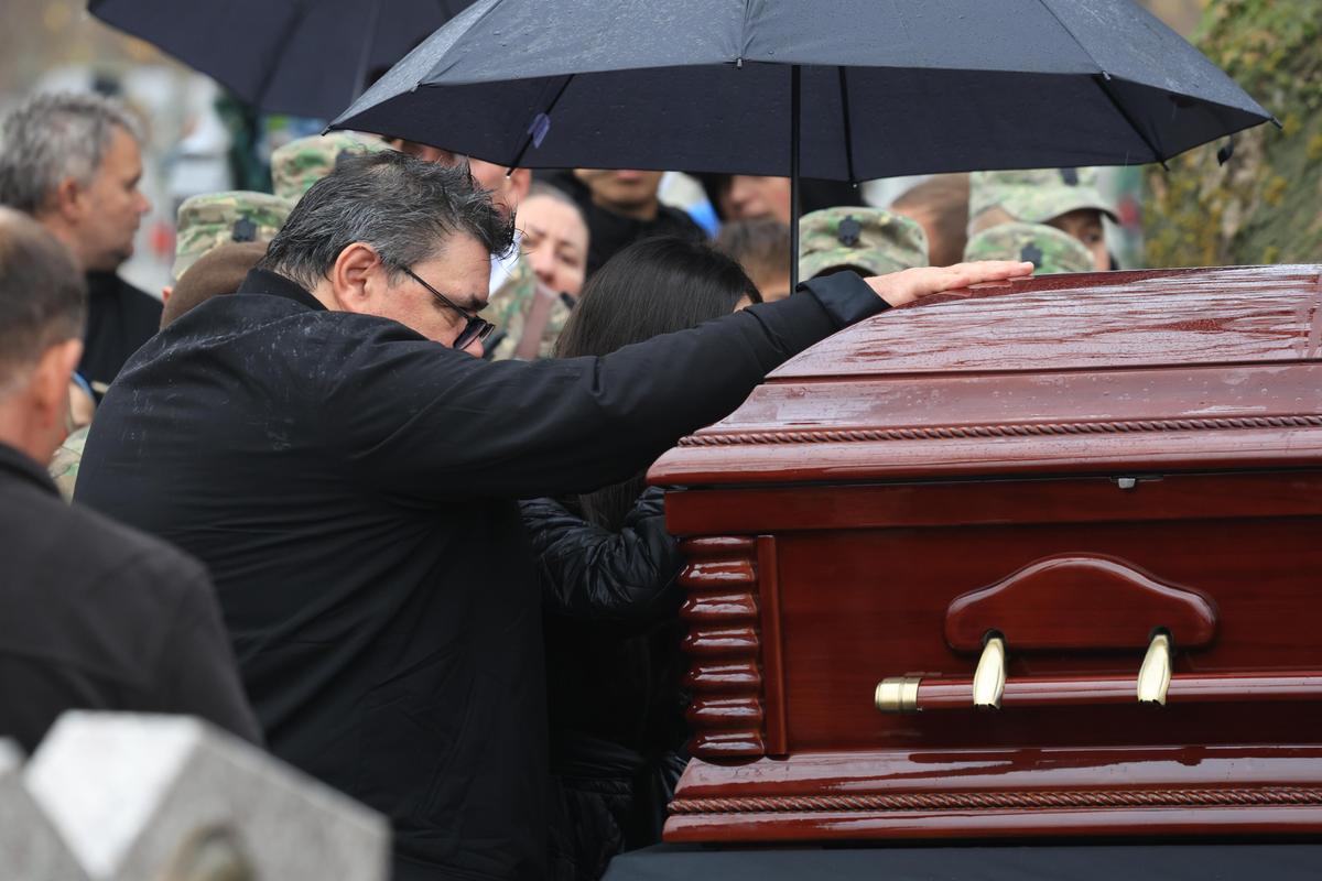 „Te iubim, bunicu'!” » Marele Emeric Ienei, înmormântat în Cimitirul „Rulikowski” cu onoruri militare, torțe și o brazdă de gazon din Ghencea