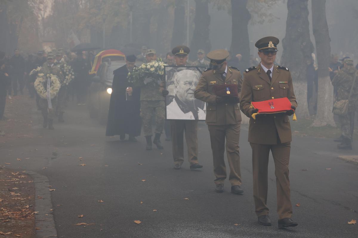 Torțe, lacrimi și aplauze la Oradea » Cel mai impresionant moment la înmormântarea lui Emeric Ienei