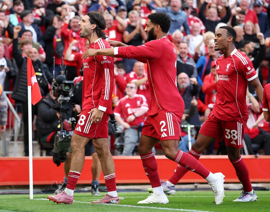 Dominik Szoboszlai, sărbătorind o super-reușită din lovitură liberă împotriva lui Arsenal (sezonul 2025/2026) // FOTO: Getty Images Liverpool plănuiește să ia măsuri pentru a nu pierde un jucător important » Care este soluția gândită de „cormorani”