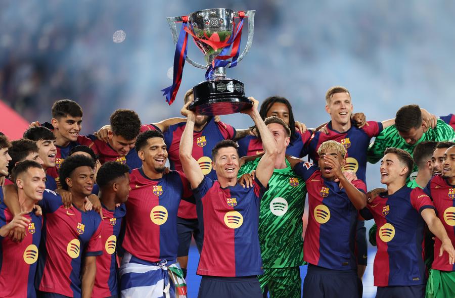 Robert Lewandowski, ridicând trofeul La Liga (sezonul 2024/2025) // FOTO: Getty Images Lewandowski ia în considerare o mutare-șoc, dacă nu-și reînnoiește contractul cu Barcelona
