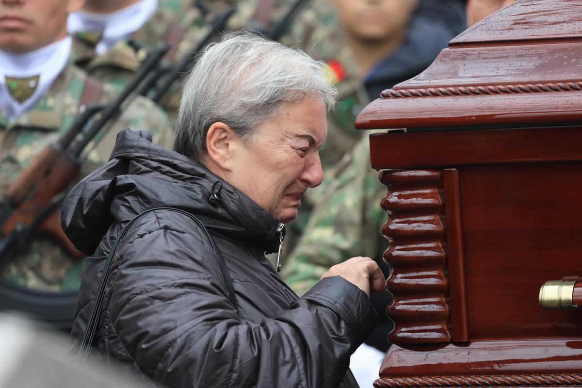 „Te iubim, bunicu'!” » Marele Emeric Ienei, înmormântat în Cimitirul „Rulikowski” cu onoruri militare, torțe și o brazdă de gazon din Ghencea