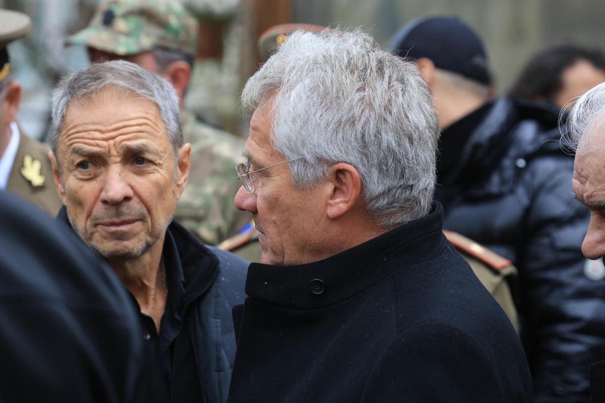 Criticat pentru că s-a îmbrăcat în roșu la înmormântarea lui Emeric Ienei, Mihai Stoichiță a explicat ce a dorit: „Despre asta era vorba”
