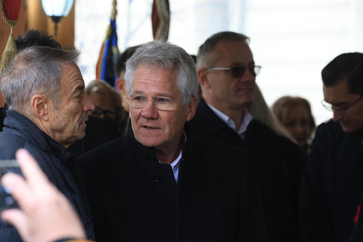 Criticat pentru că s-a îmbrăcat în roșu la înmormântarea lui Emeric Ienei, Mihai Stoichiță a explicat ce a dorit: „Despre asta era vorba”