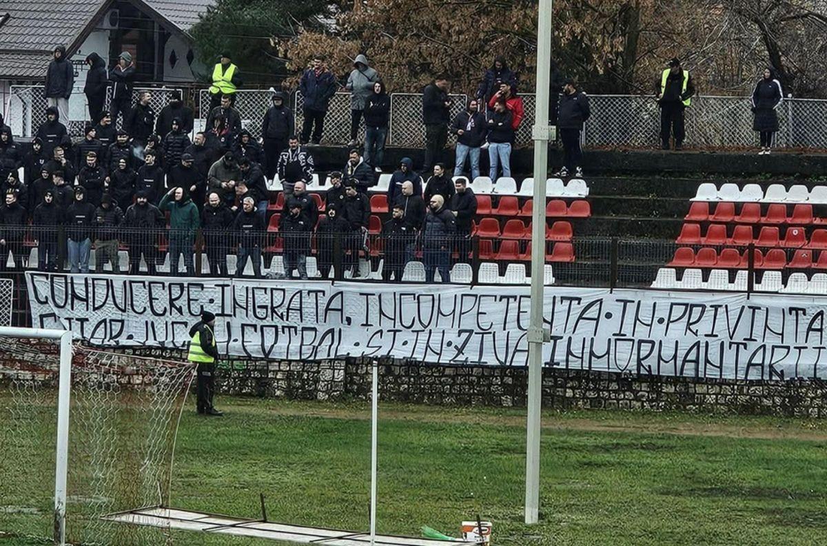 Peluza Sud Steaua a boicotat meciul de astăzi: „Chiar jucați fotbal și în ziua înmormântării?” + Unde s-au dus fanii