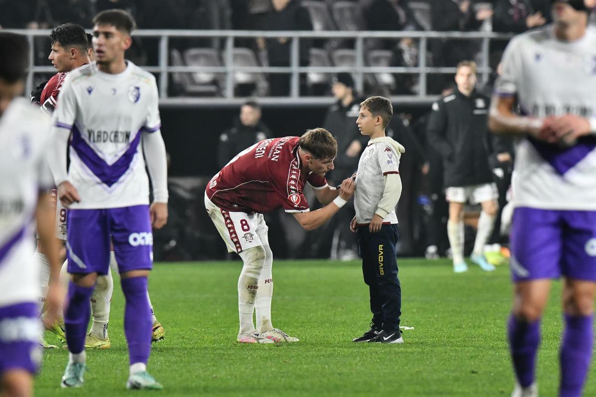 „Cine e pe primul loc? Rapid e!” » Scandarea favorită a fanilor giuleșteni, după victoria cu FC Argeș: ce adversar au aclamat