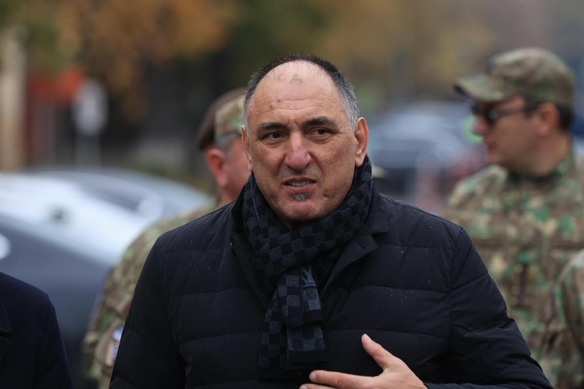 Criticat pentru că s-a îmbrăcat în roșu la înmormântarea lui Emeric Ienei, Mihai Stoichiță a explicat ce a dorit: „Despre asta era vorba”