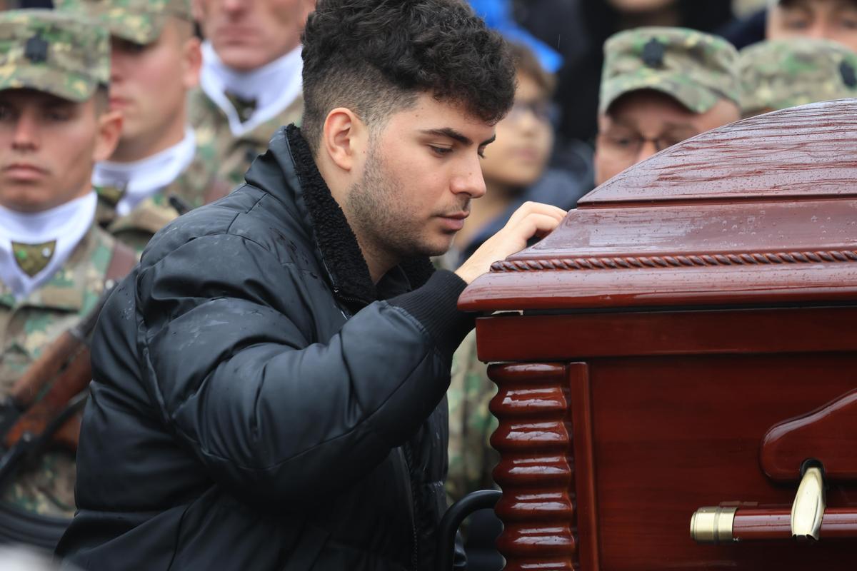 „Te iubim, bunicu'!” » Marele Emeric Ienei, înmormântat în Cimitirul „Rulikowski” cu onoruri militare, torțe și o brazdă de gazon din Ghencea