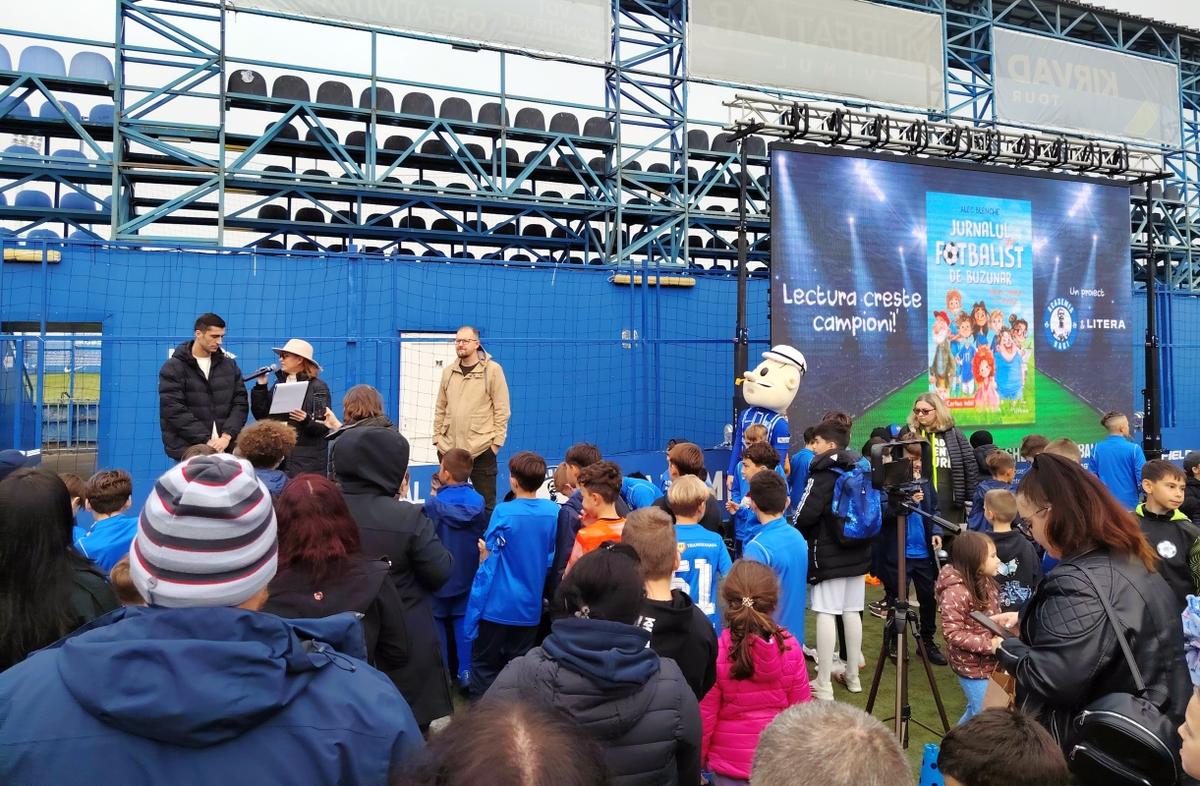 S-a lansat „Jurnalul unui fotbalist de buzunar” la Academia Hagi! Ce le-a transmis copiilor Alec Blenche, unul dintre cei mai cunoscuți autori de cărți pentru copii din România