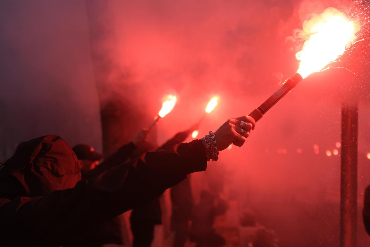 Torțe, lacrimi și aplauze la Oradea » Cel mai impresionant moment la înmormântarea lui Emeric Ienei